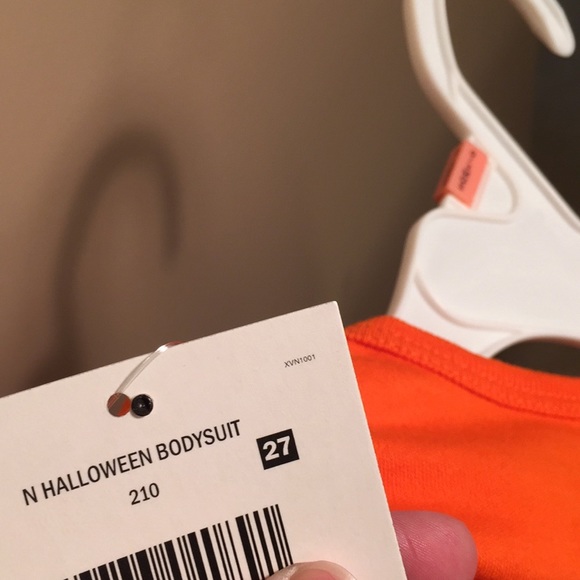 Halloween onesie 0-3 mos. Orange pumpkin bodysuit - Picture 5 of 8